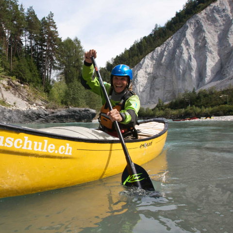 Imposing limestone walls line the path through the Rhine Gorge (Photo: © Surselva Tourismus AG / nordlichtphoto.com) A canoeist paddles through the Rhine gorge