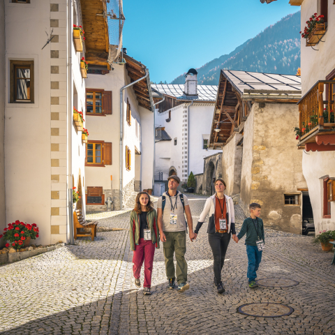 Eine Familie mit zwei Kindern schlendern durch das idyllische Dorf Santa Maria