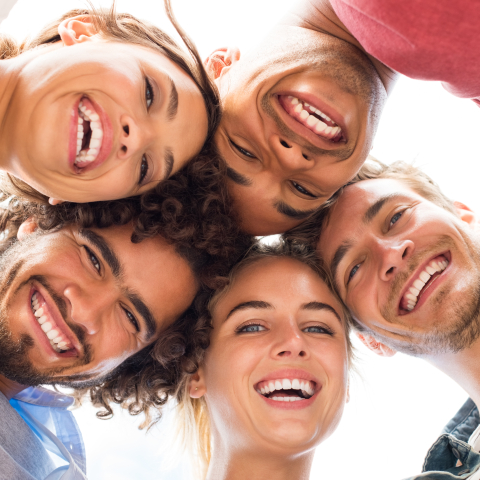 Fünf junge Personen lachen in die Kamera Verjüngung der Gästestruktur