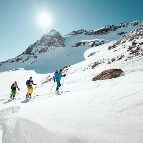 Skitourengruppe im Unterengadin Val Müstair