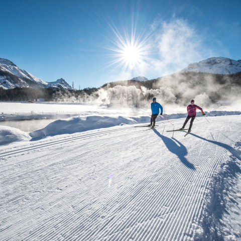 Zwei Langlaufende im Engadin Zwei Langlaufende im Engadin