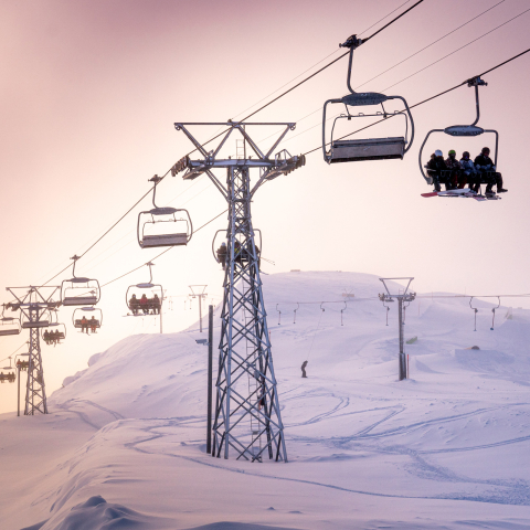 Sessellift im Skigebiet LAAX bei Sonnenaufgang