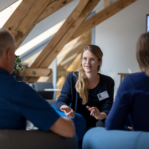 Eine Frau spricht mit einem Mann