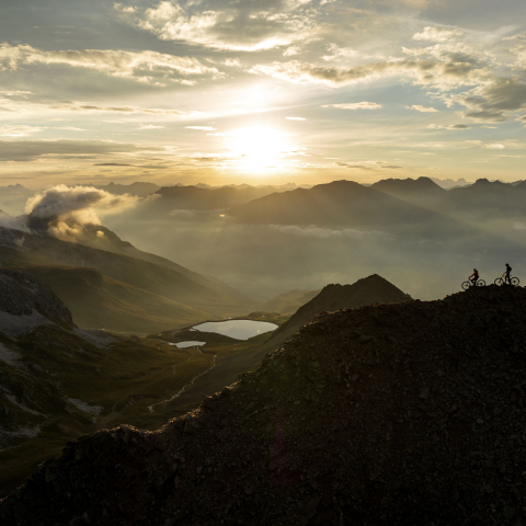 Zwei Bikende im Engadin mit Abendstimmung.