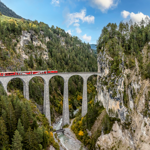 Der Viaduktshuttle auf dem Landwasserviadukt (Foto: © Rhätische Bahn / Andrea Badrutt) Viaduktshuttle der Rhätischen Bahn auf dem Landwasserviadukt inmitten der Berglandschaft bei Filisur