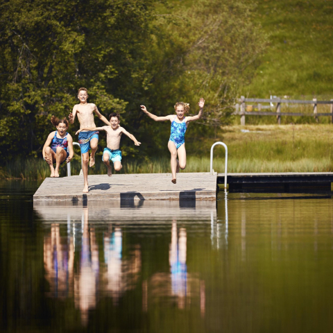 Kinder springen in den See (Foto: © Schweiz Tourismus / Hannes Heinzer) Kinder springen in den See