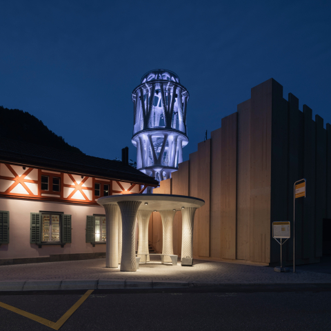 Tor Alva in Mulegns bei Nacht mit atmosphärischer Beleuchtung