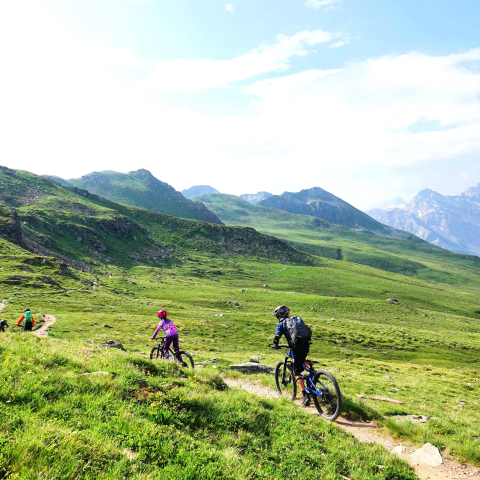Trailvergnügen mit Panoramablick Kinder fahren auf einem Panorama-Trail mit Blick auf die Berge