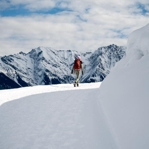 Person auf der Winterweitwanderung Via Mundaun (Foto: © GRF, Thalia Wünsche) Person auf der Winterweitwanderung Via Mundaun