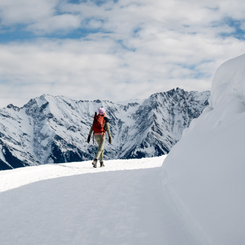 Person auf der Winterweitwanderung Via Mundaun