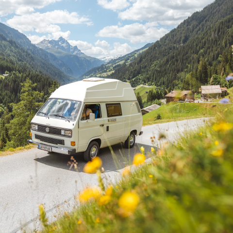 Camperbus im Safiental bei Egschi auf einer Bergstrasse