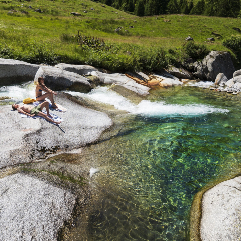 Baden im Naturbecken am Rhein bei Disentis