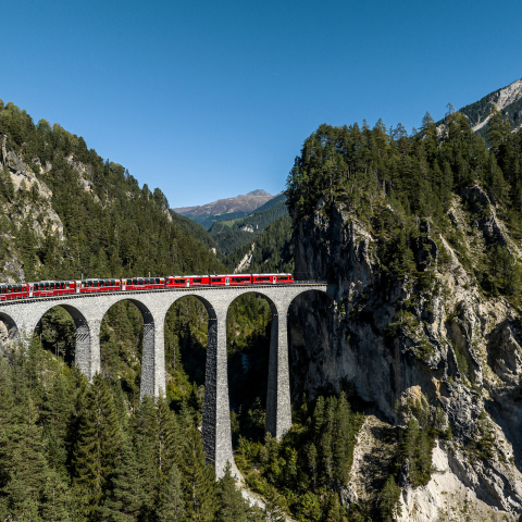Bernina Express auf dem Landwasserviadukt (Foto: © RhB, Andrea Badrutt) Bernina Express auf dem Landwasserviadukt
