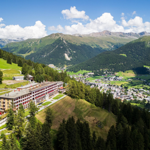 Panoramablick auf Davos mit Schatzalp in Graubünden (Foto: © GRF, Marco Hartmann) Blick auf die Schatzalp oberhalb von Davos mit umliegenden Alpen, Wäldern und der Stadt im Tal.