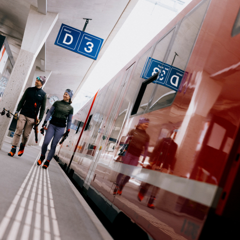Bequem mit der Rhätischen Bahn zu den Loipen anreisen (Foto: © Schweiz Tourismus / Nicola Fürer) Langläufer mit Ausrüstung am Bahnhof in Davos Platz