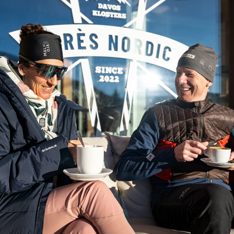Im Langlaufzentrum Davos nach der Runde auf der Loipe gemütlich einkehren (Foto: © Filip Zuan) Langläufer im Loipencafé beim Langlaufzentrum Davos