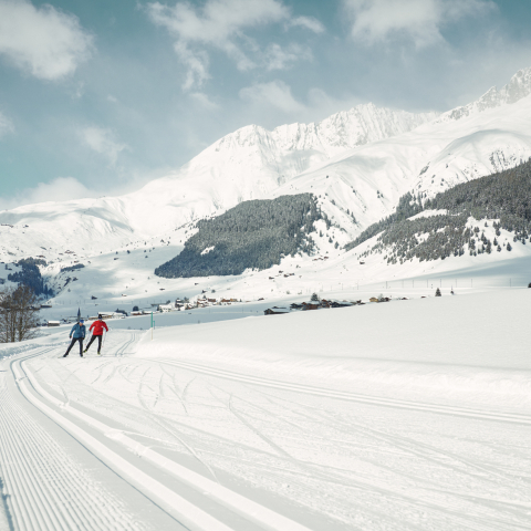 Langläufer auf der Loipe (Foto: © Schweiz Tourismus/Stefan Schlumpf) Zwei Langlaufende auf der präparierten Loipe in Disentis Sedrun.