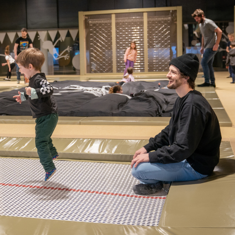 Kinder spielen und springen auf Trampolinen in der KIDS Freestyle Academy im Stenna Flims