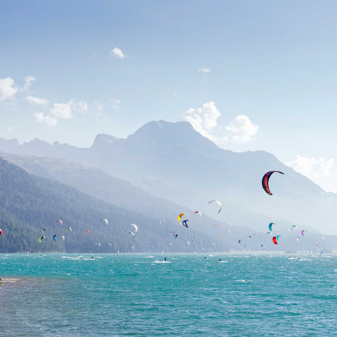 Das Surfmekka der Schweiz liegt im Engadin (Foto: © Engadin St. Moritz Tourismus / Filip Zuan) Kitesurfer auf dem Silvaplanersee im Engadin