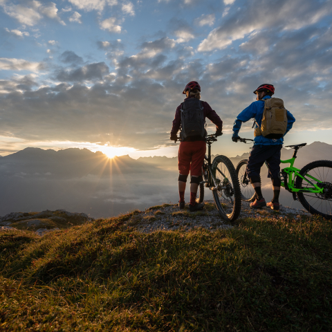 Zwei Mountainbiker auf dem Panoramaweg Davos Zwei Mountainbiker auf dem Panoramaweg Davos