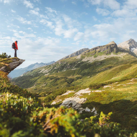 Unterwegs auf dem auf dem Sentiero Alpino Calanca (Foto: © Roman Huber) Ein Wanderer geniesst die Aussicht auf dem Sentiero Alpino Calanca