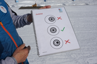 Pauli erklärt Basics Biathlonkurs (Foto: © Mike Frei) Pauli erklärt Basics Biathlonkurs (Foto: © Mike Frei)