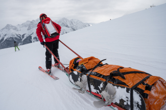 Die verletzte Snowboarderin wird mit dem Rettungsschlitten zur Bergbahnstation gebracht (Foto: © Andi Speck) Die verletzte Snowboarderin wird mit dem Rettungsschlitten zur Bergbahnstation gebracht (Foto: © Andi Speck)