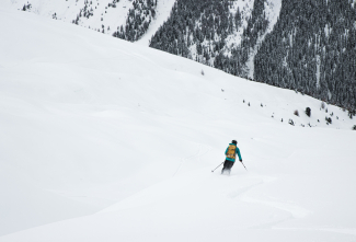 Abfahrt nach Sertig (Foto: © Martin Hoch) Bergführerin Bettina Leimgruber auf der Abfahrt nach Sertig