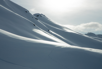 Als Anfänger sollte man nur Hänge unter 30 Grad Neigung begehen (Foto: © Martin Hoch) Schneebedeckte Berghänge in Davos Klosters