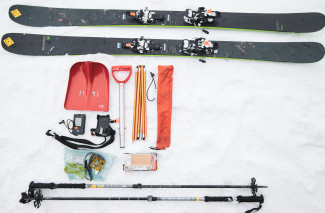 Es ist wichtig, dass man sich vor einer Tour mit dem Sicherheitsequipment auseinandersetzt (Foto: © Martin Hoch) Skier und Sicherheitsequipment für die Skitour