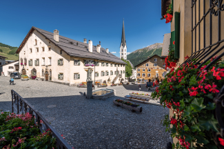 Place du village de Zuoz (Photo : © Marco Hartmann, Graubünden Ferien) Place du village de Zuoz (Photo : © Marco Hartmann, Graubünden Ferien)
