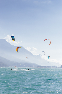 Kitesurfen im Engadin (Foto: © Engadin St. Moritz Tourismus, Filip Zuan) Kitesurfen im Engadin (Foto: © Engadin St. Moritz Tourismus, Filip Zuan)