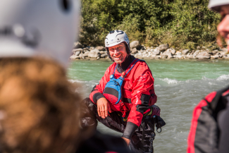 Kasi Fellmann (Foto: © kleineweltwunder.ch) Kasi Fellmann von der Kanuschule Versam lächelt in die Kamera