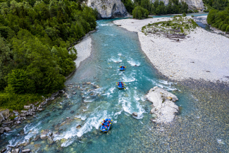 River Rafting auf dem Rhein (Foto: © Flims Laax Falera / Philipp Ruggli) Drei Schlauchboote fahren die Rheinschlucht hinunter