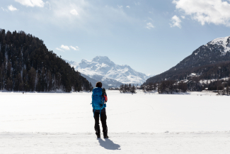 Thalia Wünsche blickt auf die Winterlandschaft (Foto: © Thalia Wünsche) Thalia Wünsche blickt auf die Winterlandschaft