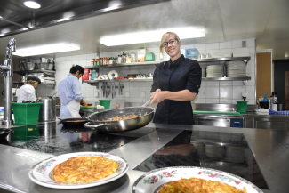 Nina Eyer ist die Chefin im «Bergführer» – auch am Herd (Foto: © Jano Felice Pajarola) Nina Eyer ist die Chefin im «Bergführer» – auch am Herd (Foto: © Jano Felice Pajarola)