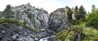 Zuhinterst im Sertig stürzt der Ducanfall über drei Stufen zu Tal (Foto: © Jano Felice Pajarola) Zuhinterst im Sertig stürzt der Ducanfall über drei Stufen zu Tal (Foto: © Jano Felice Pajarola)