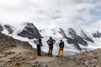 Die Teilnehmenden geniessen die Aussicht auf den Persgletscher (Foto: © Thalia Wünsche) Die Teilnehmenden geniessen die Aussicht auf den Persgletscher (Foto: © Thalia Wünsche)