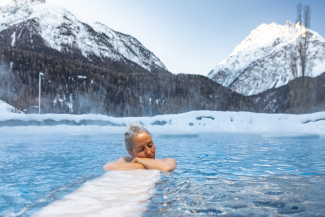 Gast im Panorama-Becken im Winter (Foto: © Engadin Samnaun Val Müstair / Johannes Fredheim) Gast im Panorama-Becken im Winter (Foto: © Engadin Samnaun Val Müstair / Johannes Fredheim)
