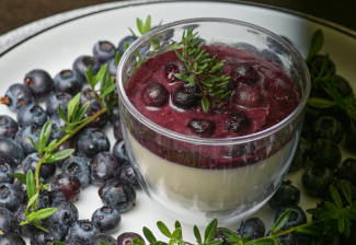 Sedruner Heidelbeeren mit Thymian-Panna cotta (Foto: © Fatmir Spescha) Sedruner Heidelbeeren mit Thymian-Panna cotta (Foto: © Fatmir Spescha)