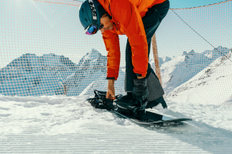 Ueli Lamm befestigt sein Snowboard (Foto: © Switzerland Tourism / Silvano Zeiter)