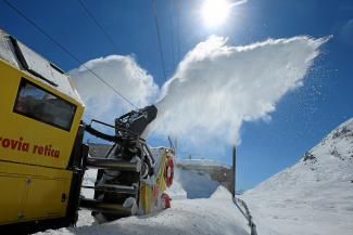 Schneeräumung mit der Schneefräse am Berninapass (Foto: © Rhätische Bahn / Andy Mettler) Schneeräumung mit der Schneefräse am Berninapass