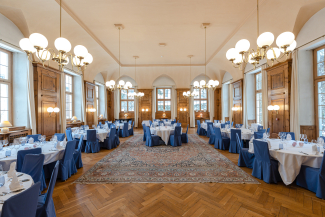 Der Jugendstilsaal mit perfektem Ambiente für Hochzeiten. (Foto: © Piz Mitgel / Thomas Kiewning) Der Jugendstilsaal mit perfektem Ambiente für Hochzeiten. (Foto: © Piz Mitgel / Thomas Kiewning)