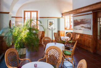 Die geschlossene Veranda lädt zum Verweilen ein. (Foto: © Graubünden Ferien / Nadja Maurer) Die geschlossene Veranda lädt zum Verweilen ein. (Foto: © Graubünden Ferien / Nadja Maurer)