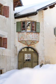 Sgraffiti und Malereien verzieren die Engadiner Häuser. (Foto: © Nadja Maurer) Mit Sgraffiti verziertes Engadiner Haus in Guarda