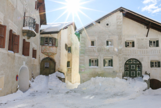 Für die Illustration des Kinderbuchs «Schellen-Ursli» wählte Alois Carigiet das Haus Nr. 51 – rechts im Bild – als Schellen-Urslis Elternhaus. (Foto: © Nadja Maurer) Haus Nr. 51 in Guarda