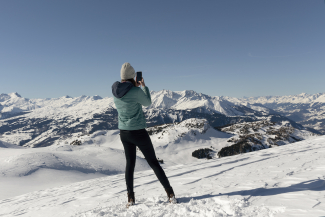 Verschneite Berggipfel, so weit das Auge reicht. (Foto: © Thalia Wünsche) Rundum-Panorama beim Dreibündenstein