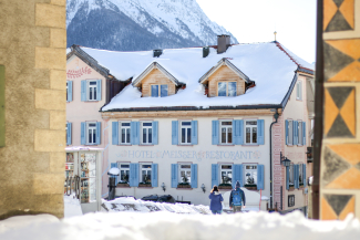 Das Meisser Resort liegt im Herzen von Guarda. (Foto: © Nadja Maurer) Meisser Resort in Guarda