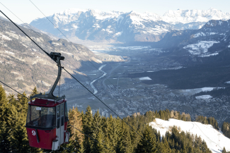 Mit der Gondelbahn geht es hinauf auf den Churer Hausberg Brambrüesch, wo die Schneeschuhtour startet. (Foto: © Thalia Wünsche) Blick von Brambrüesch auf Chur