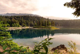 Caumasee (Foto: © Marco Hartmann, Graubünden Ferien) Morgenstimmung am Caumasee